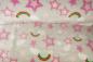 Preview: Flanell Fleece Druck Pinke Sterne mit Regenbogen auf Hellgrau